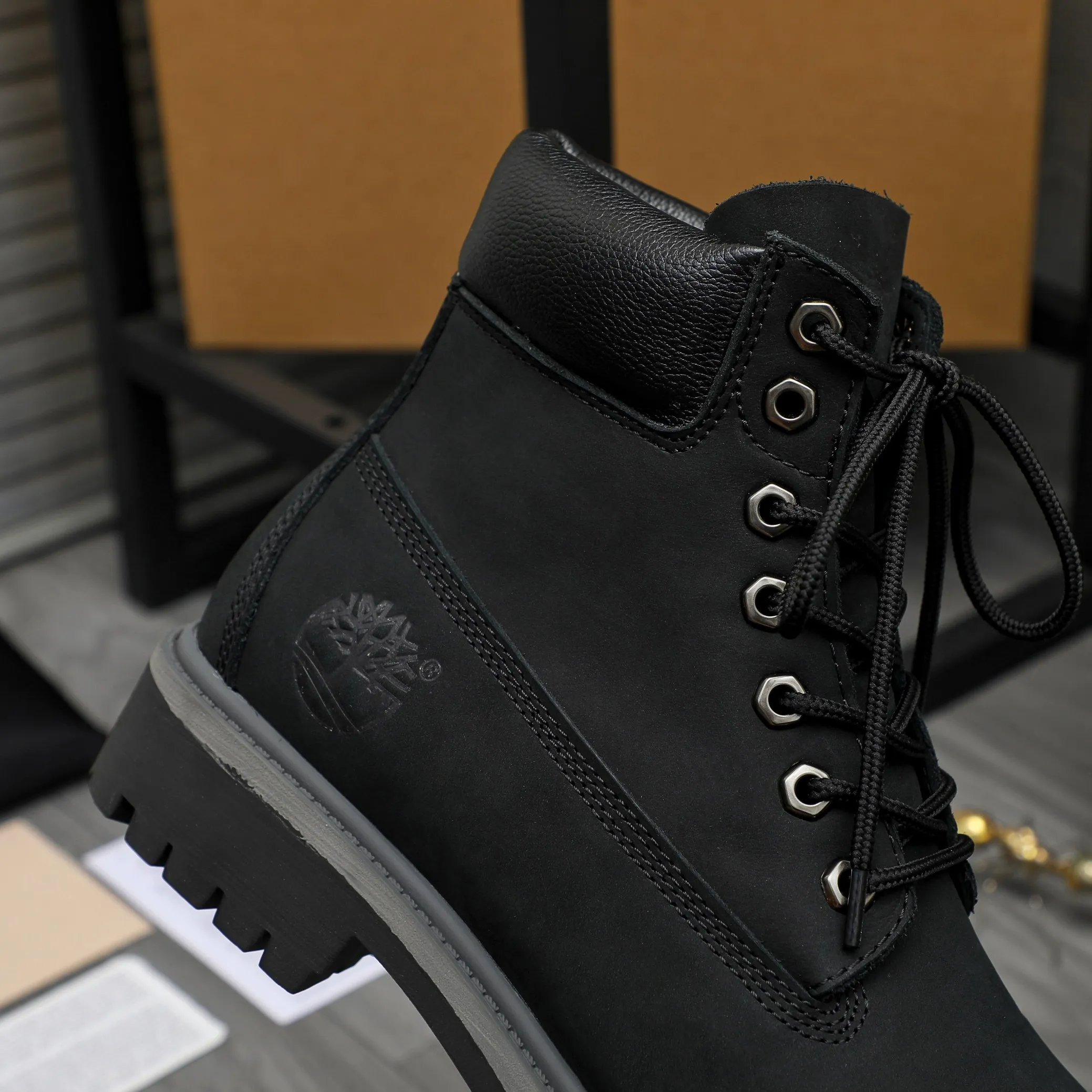 Men's shoes 💰p480 Product trademark: LV "Louis Vuitton" business lace-up high-top men's shoes Regular size: 38-44 Product material: Selected frosted cowhide upper, leather lining, original rubber outsole